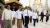 លោក បារ៉ាក់ អូបាម៉ា ប្រធានាធិបតី​សហរដ្ឋ​អាមេរិក ទស្សនា​វត្ត Pagoda ជាមួយ​​រដ្ឋមន្ត្រី​ការ​បរទេស​លោកស្រី ហ៊ីឡារី គ្លីនតុន (Hillary Rodham Clinton) នៅ​ក្នុង​ទី​ក្រុង​រ៉ង់ហ្គូន ប្រទេស​ភូមា (មីយ៉ាន់ម៉ា) កាល​ពី​ថ្ងៃ​ទី​១៩ ខែ​វិច្ឆិកា ឆ្នាំ​២០១២។