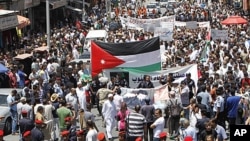 La police séparant des partisans et adversaires du gouvernement le 10 juin, à Amman