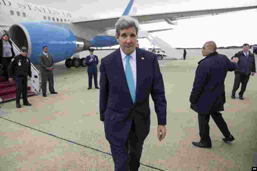 រដ្ឋមន្ត្រីការបរទេស លោក John Kerry កំពុង​ដើរ​​ទៅជួប​ជាមួយ​​លោក​ Terry Gross ជនជាតិ អាមេរិកាំង ដែលត្រូវបាន​ដោះលែង​នា​ពេល​ថ្មីៗ​នេះ​បន្ទាប់ពីជាប់ពន្ធនាគារ​ក្នុង​ប្រទេស​គុយបា​អស់​រយៈពេល​ជាង៥ឆ្នាំ​​ នៅ​មូលដ្ឋានទ័ព​ Andrews Air Force Base កាលពី​ថ្ងៃទី១៧ ខែធ្នូ ឆ្នាំ២០១៤។​​​