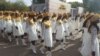 Les majorettes de Kennedy quittent leur lycée pour rejoindre la Place de la Nation ce 4 avril à Dakar, Sénégal. (VOA/Seydina Aba Gueye)