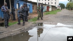Des policiers et des soldats burundais, le 8 novembre 2015. (AP Photo)
