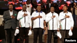 Les leaders de l’opposition kenyane (de gauche à droite), Musalia Mudavadi, Raila Odinga, Isaac Ruto, Kalonzo Musyoka, et Moses Wetangula chante l’hymne national lors de l’annonce de la coalition de partis d'opposition, la Nasa (National Super Alliance), à Nairobi, Kenya, 20 avril 2917.