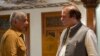 وزیراعظم نواز شریف اپنے چھوٹے بھائی وزیراعلیٰ پنجاب شہباز شریف سے گفتگو کر رہے ہیں (فائل فوٹو)