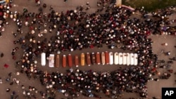 Pemakaman korban kerusuhan di Juliaca, Peru, 10 Januari 2023. Sedikitnya 17 orang tewas di Peru tenggara, Senin (9/1) saat berlangsungnya aksi protes di daerah pedesaan, yang tetap setia kepada Presiden Pedro Castillo yang digulingkan. (AP/Jose Sotomayor)