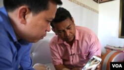 Nhay Chamroeun, a CNRP lawmaker from Kampong Cham province, shows his surgery scar to VOA Khmer reporters on Thursday, November 26, 2015. He and lawmaker Kong Sophear were brutally attacked last month in front of Cambodia's National Assembly in Phnom Penh, Cambodia. (Neou Vannarin/VOA Khmer)