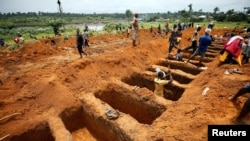 Des tombes sont creusées à Waterloo, Sierra Leone, le 17 août 2017.