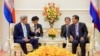 លោក John Kerry រដ្ឋមន្ត្រី​ការ​បរទេស​សហរដ្ឋ​អាមេរិក​ជួប​ពិភាក្សា​ទ្វេភាគី​ជាមួយ​លោក​នាយករដ្ឋមន្ត្រី​ ហ៊ុន សែន នៅ​វិមាន​សន្តិភាព​នៅ​រាជធានី​ភ្នំពេញ កាល​ពី​ថ្ងៃ​អង្គារ​ទី​២៦ ខែ​មករា ឆ្នាំ​២០១៦។