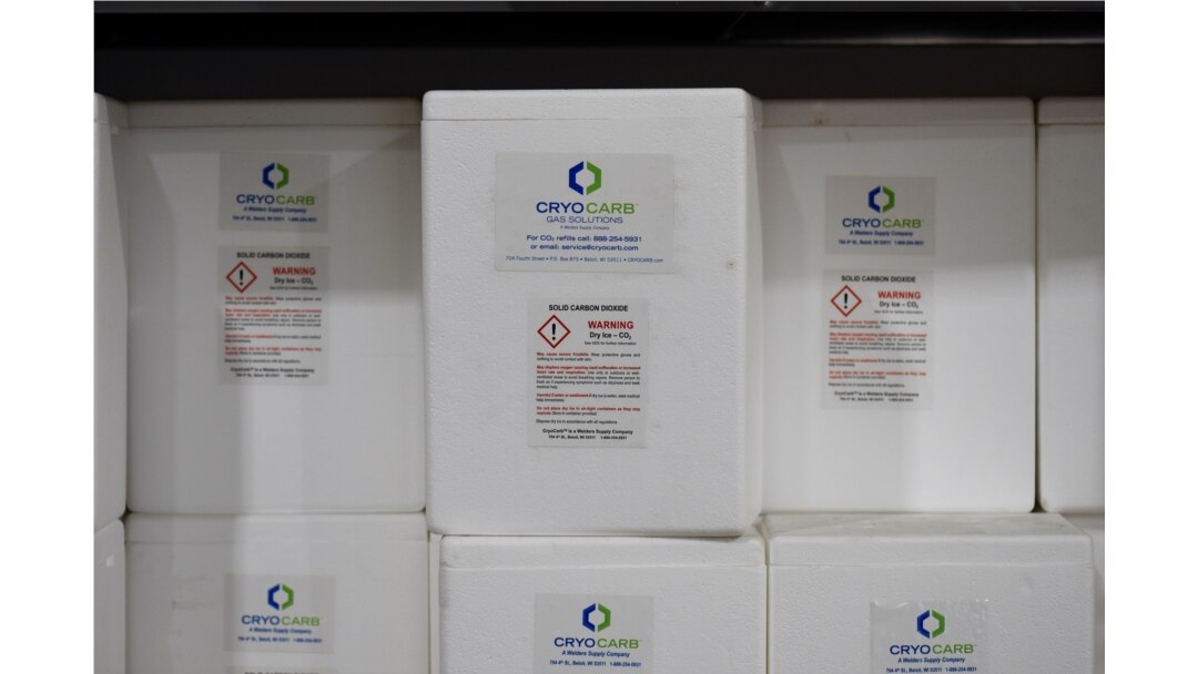 Envases de hielo seco en CryoCarb, una instalación en Wisconsin, EE.UU., el 4 de diciembre de 2020.