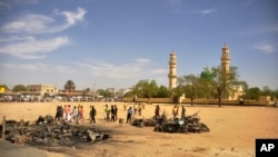 Un double attentat a été à nouveau commis lundi dans un marché de Maiduguri. Deux femmes kamikazes dénichées par des vigiles ont fait exploser des bombes à l’intervalle de deux secondes au moment où un groupe de miliciens essayait de fouiller des colis suspect qu’elles portaient.