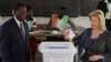 Le président de la Côte d'Ivoire, Alassane Ouattara, et son épouse, Dominique Ouattara, ont voté lors du référendum à Abidjan, en Côte d'Ivoire, 30 octobre 2016. 