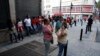 Debido al movimiento y ruido causado por el sismo del martes, residentes en Caracas evacuaron los edificios.
