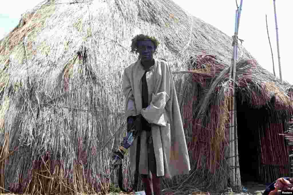 សេនា​ព្រះរាជា Charles Wesley Mumbere ព្រះរាជា​រាជាណាចក្រ Rwenzururu ត្រូវ​បាន​វ៉ៃខ្នោះ បន្ទាប់​អង្គភាព​សន្តិសុខ​អ៊ុយហ្គង់ដា​ចាប់​ខ្លួន​បុរស​នេះ​ជាមួយ​នឹង​កាំភ្លើង​ដង​វែង​មួយ និង​គ្រឿងផ្ទុះ​មួយ​ចំនួន​អំឡុងពេល​ចុះឆែកឆេរ​នៅ​ទីសក្ការៈបូជា​មួយ​ជិត​ក្រុង Kasese ភាគ​ខាង​ត្បូងប្រទេស​អ៊ុយហ្គង់ដា​ជាប់ព្រំ​ប្រទល់​ជាមួយ​នឹង​សាធារណរដ្ឋ​ប្រជាធិបតេយ្យ​កុងហ្គោ កាល​ពី​ថ្ងៃ​ទី២៩ ខែ​វិច្ឆិកា ឆ្នាំ​២០១៦។