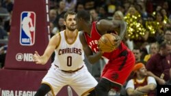 Kevin Love (0) des Cleveland Cavaliers face à Pascal Siakam (43) des Toronto Raptors, match amical, Cleveland, le 13 octobre 2016. (AP Photo/Phil Long)