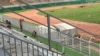 Travailleurs sur le chantier dans le stade Félix Houphouët-Boigny à Abidjan, le 4 octobre 2016 (VOA/Nicolas Pinault)