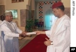Ex-Niger Prime Minister presents his resignation to President Mamadou Tandja