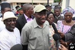 Goodluck Jonathan (au c.) répond à des journalistes à Abuja, le 27 août 2011