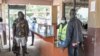 Un agent de santé portuaire contrôle les voyageurs à Malaba One Stop Border Post, un point de passage frontalier entre le Kenya et l'Ouganda à Malaba, dans l'ouest du Kenya, le 20 août 2024.
