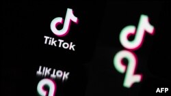 ARCHIVO -Esta fotografía tomada en Mulhouse, este de Francia, el 19 de octubre de 2023, muestra el logotipo de la aplicación para compartir videos en redes sociales Tik Tok reflejado en espejos.