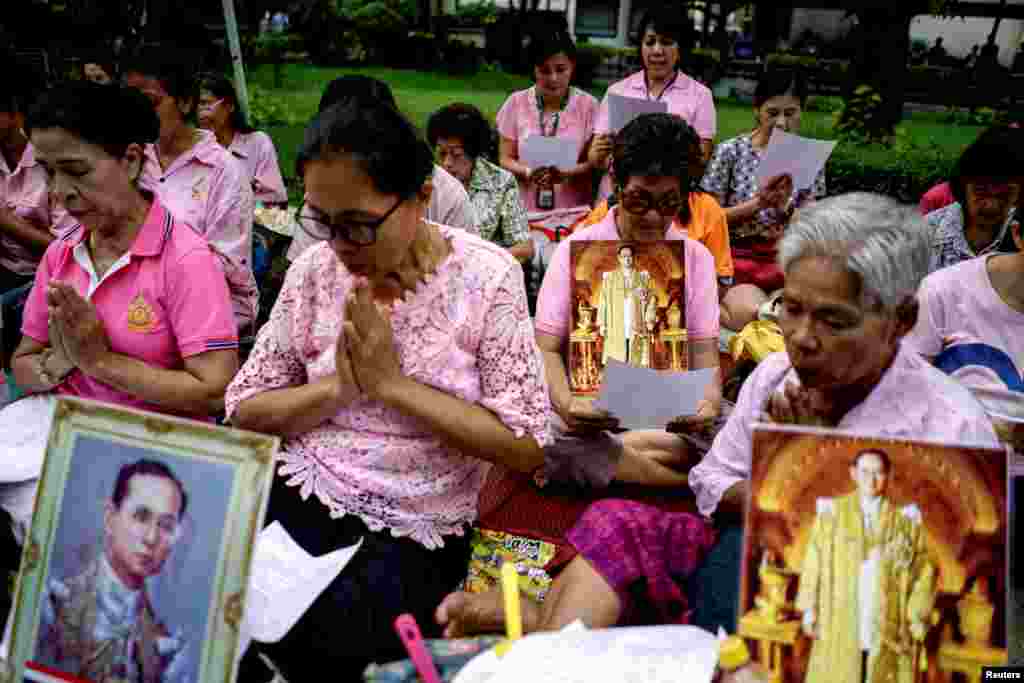 ក្រុម​អ្នក​បួងសួង​ជូនពរ​ឲ្យ​ព្រះមហាក្សត្រ​ថៃ​ព្រះបាទ Bhumidol Adulyadej មន្ទីរ​ពេទ្យ Siriraj ទីដែល​ព្រះអង្គ​សម្រាក​ព្យាបាល​ព្រះកាយ​ ក្នុង​ក្រុង​បាងកក ប្រទេស​ថៃ កាល​ពី​ថ្ងៃ​ទី​១២ ខែ​តុលា ឆ្នាំ​២០១៦។