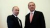 Turkiya rahbari Rajab Toyib Erdog'an (o'ngda) Rossiya Prezidenti Vladimir Putin bilan, Sankt-Peterburg, Rossiya, 9-avgust, 2016-yil.