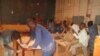 Les ex-enfants soldats apprennent la menuiserie chez FSH à Bukavu, en RDC, le 14 octobre 2016. (VOA/Ernest Muhero)