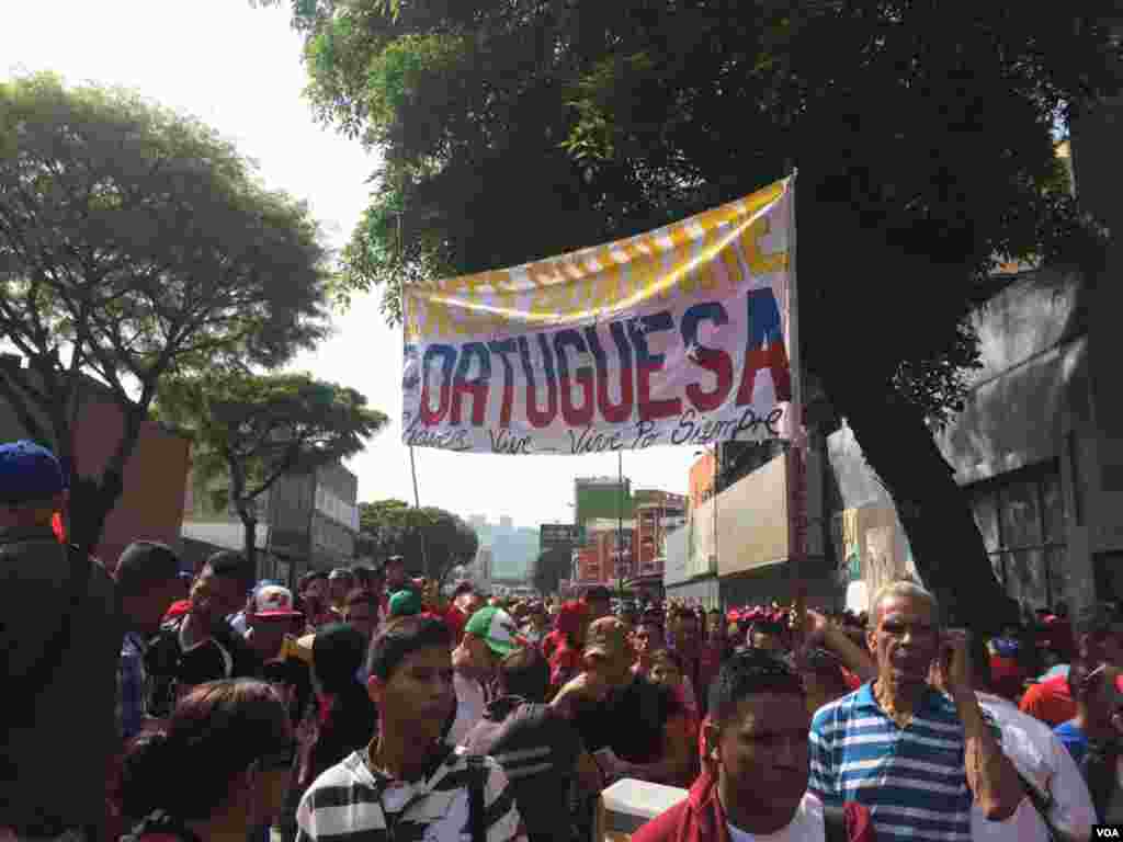 Miles de chavistas señalan que &quot;Maduro no está solo&quot; y que ese es el mensaje que quieren mostrar al mundo durante esta jornada de protestas.