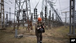 Фото для ілюстрації: Працівник електростанції, Україна, січень 2023 року