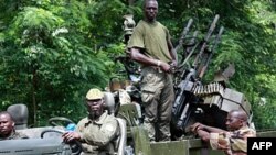 Membros das Forças Novas pro-presidente Ouattara, em Duekoué, Mar, 2011 