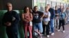 La gente hace cola para votar durante las elecciones presidenciales y legislativas, en Canelones, Uruguay, el 27 de octubre de 2024.