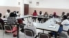 Les membres de l'association "Sourire aux brûlés" en réunion à Dakar, au Sénégal, le 23 avril 2017. (VOA/Seydina Aba Gueye)
