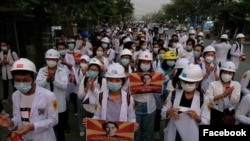 Madkatari kutoka muungano wa madaktari wa Myanmar kwenye maandamano ya awali