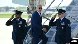 Президент США Джо Байден сідає на літак Air Force One у міжнародному аеропорту Мілуокі, штат Вісконсин, 8 травня 2024 року, прямуючи до Чикаго. (Фото: Mandel NGAN / AFP)