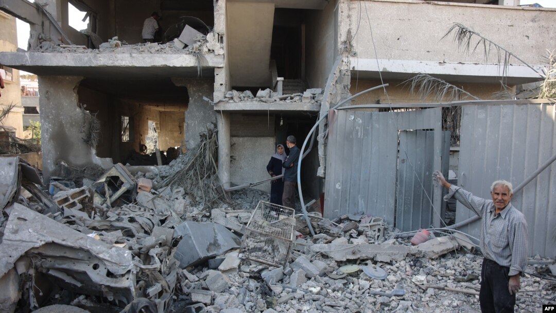 Un hombre palestino señala un edificio semifestruido en Jabaliya, en el norte de la Franja de Gaza Strip, después de un ataque israelí, el 20 de noviembre de 2024.