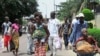 Les habitants des quartiers sud de Brazzaville fuient les affrontements entre les forces de sécurité congolaises et des assaillants inconnus, 4 Avril 2016. 