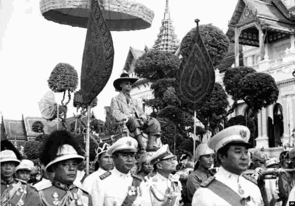 ព្រះមហាក្សត្រ​ថៃ​ព្រះបាទ Bhumidol Adulyadej គង់​នៅ​លើ​គ្រែ​ស្នែង​អំឡុងពេល​ក្បួន​ដង្ហែ​មួយ​ក្នុង​ក្រុង​បាងកក កាល​ពី​ថ្ងៃ​ទី០៧ ខែ​ធ្នូ ឆ្នាំ​១៩៦៣។ ក្បួនដង្ហែ​នេះ​ធ្វើ​ឡើង​ដើម្បី​អបអរសាទរ​ពិធី​បុណ្យ​ចម្រើន​ព្រះជន្ម​ ៣៦ ព្រះ​វស្សា​របស់​ព្រះអង្គ ដែល​មាន​រយៈពេល​មួយ​សប្តាហ៍។