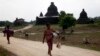 ရခိုင်ပြည်နယ် မြောက်ဦးမြို့ရှိ ဘုရားနားက ရေတွင်းမှာ ဒေသခံတွေ ရေလာခပ်စဉ် (သြဂုတ်၊ ၀၄၊ ၂၀၁၅)