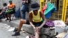 Une femme appliquant des produits éclaircissant la peau à Kingston, Jamaïque, 15 février 2011.