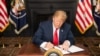 Le président Donald J. Trump signe les sanctions contre l'Iran, Bedminster, le New Jersey, le 5 août 2018.