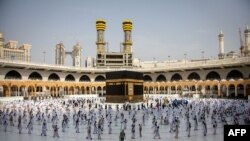 Mahujaji wakiwa katika msikiti wa Makka, Saudi Arabia wakizunguka Kaaba, Julai 31, 2020.