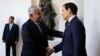 Le président du Panama Jose Raul Mulino saluant le secrétaire d'État américain Marco Rubio, Panama City, le 2 février 2025. 