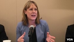 前美国国务院东亚事务局经济政策办公室副主任梅雷迪斯·米勒在全球台湾研究所以新南向政策为主题的座谈会上(美国之音钟辰芳拍摄)