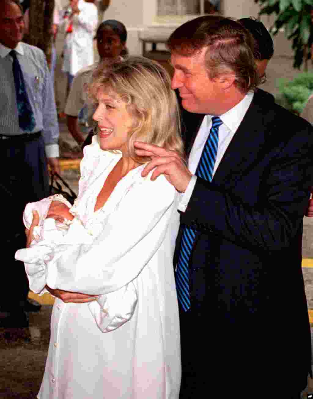 អតីត​ភរិយា លោកស្រី Marla Maples (ខាង​ឆ្វេង) និង​លោក​ Donald Trump ស្វាគមន៍​អ្នកសារព័ត៌មាន​ជាមួយ​នឹង​កូនស្រី​ទើប​កើត Tiffany ខណៈ​ពេល​ពួកគេ​ចាកចេញ​ពី​មន្ទីរពេទ្យ St. Mary&#39;s Hospital ក្នុង​ក្រុង West Palm Beach រដ្ឋ Florida កាល​ពី​ថ្ងៃ​ព្រហស្បតិ៍ ទី​១៤ ខែ​តុលា ឆ្នាំ​១៩៩៣។&nbsp;