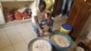 Un Sénégalais travaille le ‘’ngalakh’’, à Dakar, le 12 avril 2017. (VOA/Seydina Aba Gueye)