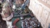 Découverte d’un important lot d’armes de guerre et de munitions à Tombouctou, Mali, le 30 août 2016. (VOA/Kassim Traoré)