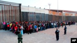 Wahamiaji 1,036 wakiwasili mpaka wa Marekani na Mexico mji wa El Paso, Texas, ambayo ni idadi kubwa haijawahi kurikodiwa wamesema maafisa wa Forodha na Ulinzi wa Mpakani Mei 29, 2019. 