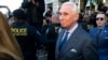Roger Stone, ex asesor de la campaña de Donald Trump sale de una corte federal donde el jueves será sentenciado hasta a siete años de prisión. Trump llama el caso parte de la "cacería de brujas" en contra suya y de sus aliados. Foto AP