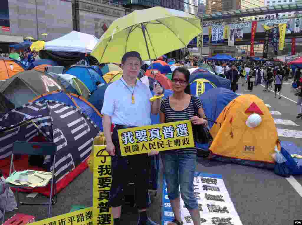 數以千計港人在金鐘佔領區舉傘默立87秒,紀念佔領運動滿月(美國之音海彥 拍攝)