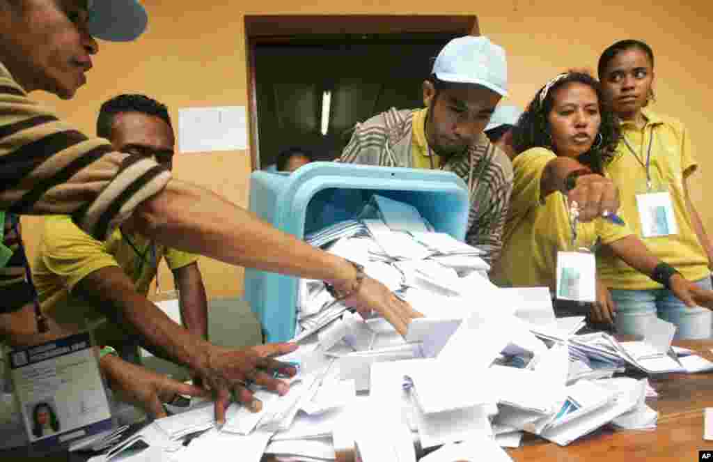 East Timorese election commission volunteers open a ballot box for the ballot counting of the presidential election in Dili March 17, 2012. (Reuters)