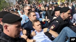 Policía rusa carga al líder de la oposición, Alexei Navalny, en una manifestación contra el presidente Vladimir Putin en la Plaza Pushkin en Moscú, Rusia, el sábado 5 de mayo de 2018.