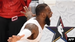 LeBron James jubile lors du match All-Star Game au Staples Center de Los Angeles, Californie, le 18 février 2018. 